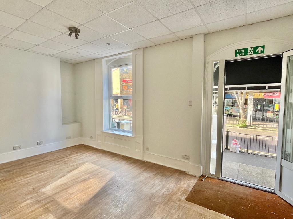 Lot: 36 - FREEHOLD COMMERCIAL AND RESIDENTIAL INVESTMENT IN CENTRAL LOCATION - Room on upper ground floor front
